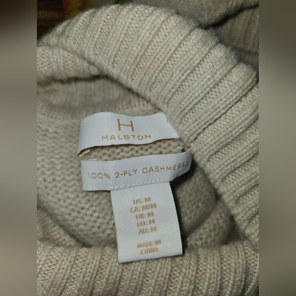 NWT Halston Women's 100% 2 Ply Cashmere Sweater Beige Tan Oversized Medium/Small - Picture 3 of 7